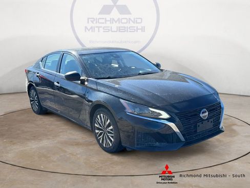 Used 2024 Nissan Altima 2.5 SV FWD image 1