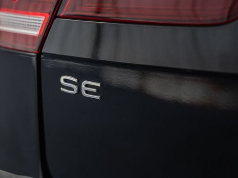Used 2022 Volkswagen Tiguan SE w/ Panoramic Sunroof Package FWD image 9