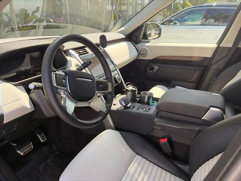 Used 2025 Land Rover Discovery Dynamic SE AWD/4WD image 4