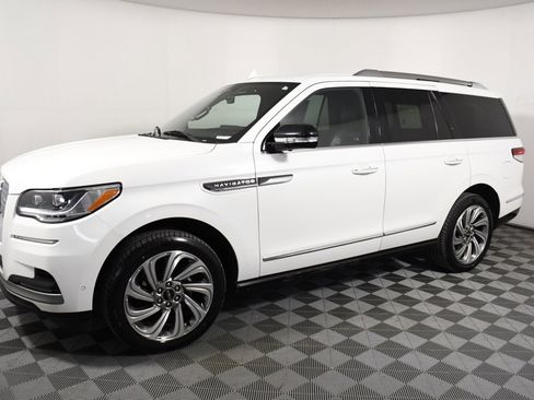 Used 2023 Lincoln Navigator Reserve image 2