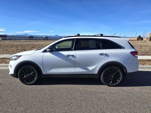 Used 2019 Kia Sorento S image 2