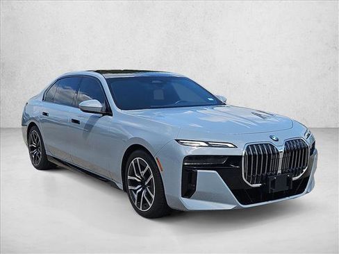 Used 2024 BMW 740i xDrive AWD/4WD image 3