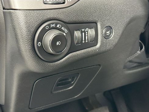 Used 2022 Jeep Cherokee Latitude Lux w/ Sun & Sound Group AWD/4WD image 14