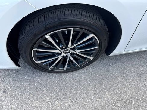 Used 2025 Lexus ES 350 w/ Premium Package FWD image 4