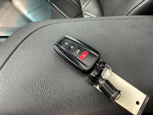 Used 2018 Toyota Camry XLE FWD image 34