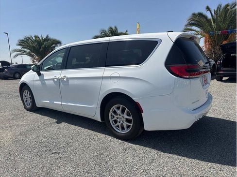 Used 2023 Chrysler Pacifica Touring-L FWD image 7