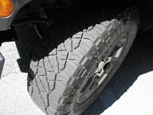 Used 2017 Jeep Wrangler Sahara w/ Connectivity Group image 8