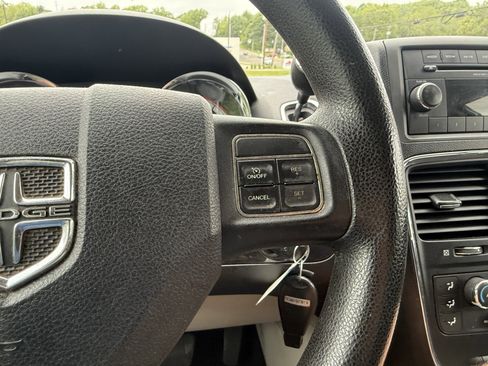 Used 2012 Dodge Grand Caravan SXT FWD image 21