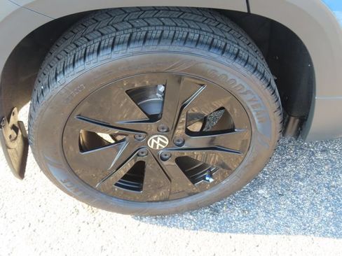 Used 2025 Volkswagen Taos SE FWD image 14