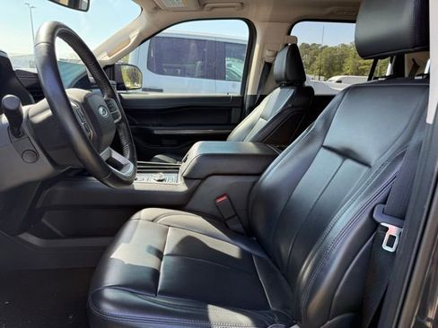 Used 2022 Ford Expedition XLT image 5