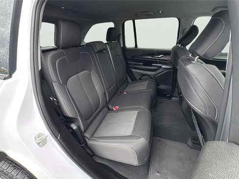 Used 2023 Jeep Grand Cherokee Laredo AWD/4WD image 22