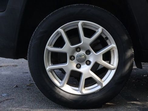 Used 2019 Jeep Renegade Latitude w/ Cold Weather Group image 16