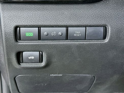 Used 2025 Nissan Sentra SV FWD image 17