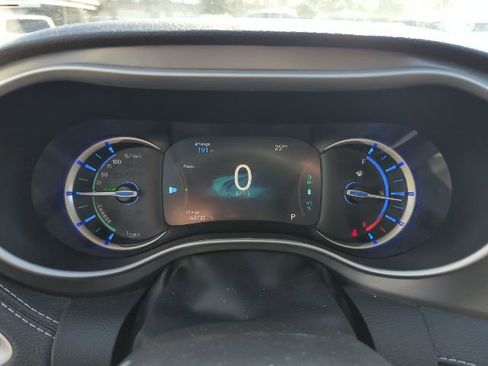 Used 2023 Chrysler Pacifica Touring-L image 13