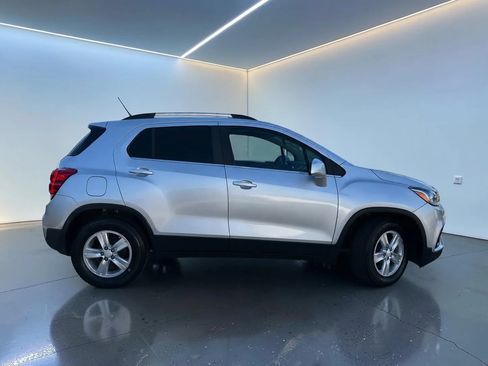 Used 2017 Chevrolet Trax LT FWD image 2