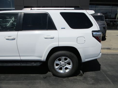 Used 2022 Toyota 4Runner SR5 Premium w/ Moonroof Package AWD/4WD image 4