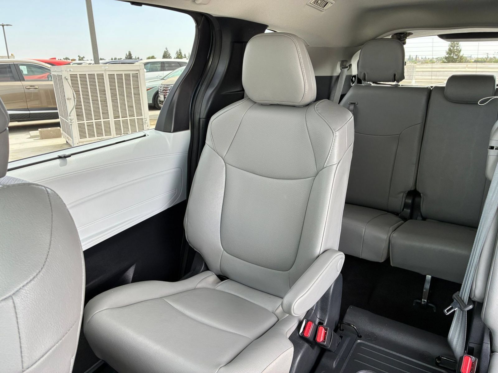 Used 2025 Toyota Sienna XLE FWD image 41