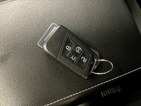 Used 2022 Volkswagen Tiguan SE image 14