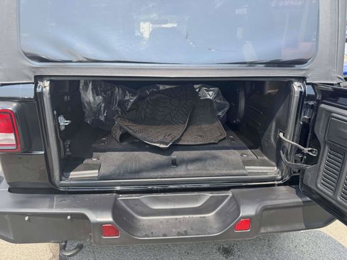 Used 2019 Jeep Wrangler Unlimited Sahara AWD/4WD image 15
