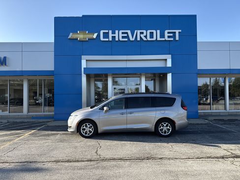 Used 2017 Chrysler Pacifica Touring-L w/ Tire & Wheel Group FWD image 2