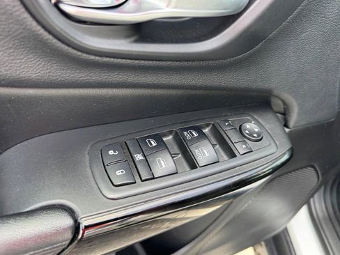 Used 2019 Jeep Cherokee Latitude Plus AWD/4WD image 15