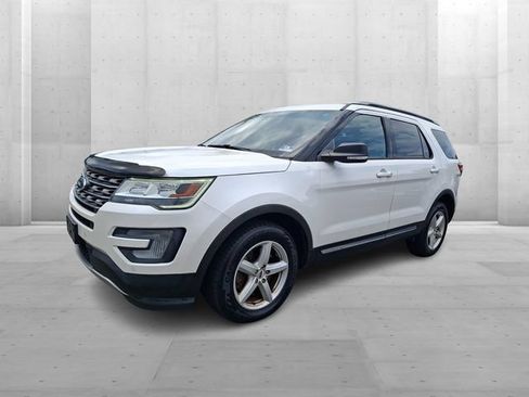Used 2017 Ford Explorer XLT w/ Equipment Group 202A AWD/4WD image 3