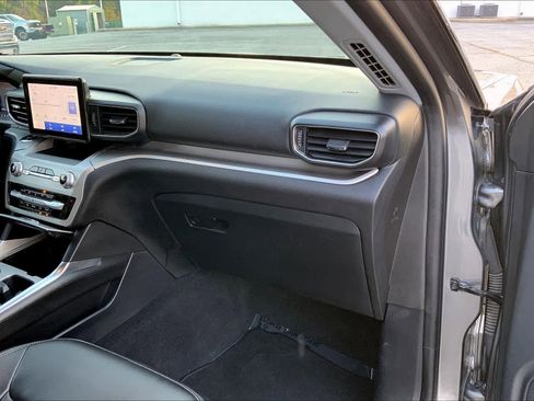 Used 2022 Ford Explorer XLT w/ Equipment Group 202A image 17
