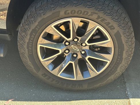 Used 2024 Chevrolet Suburban Z71 w/ Luxury Package AWD/4WD image 4