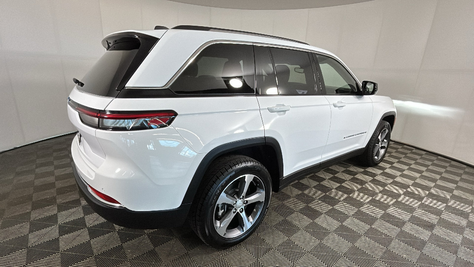 Used 2023 Jeep Grand Cherokee 4WD 4xe image 3