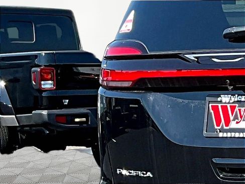 New 2027 Chrysler Pacifica Select AWD/4WD image 7