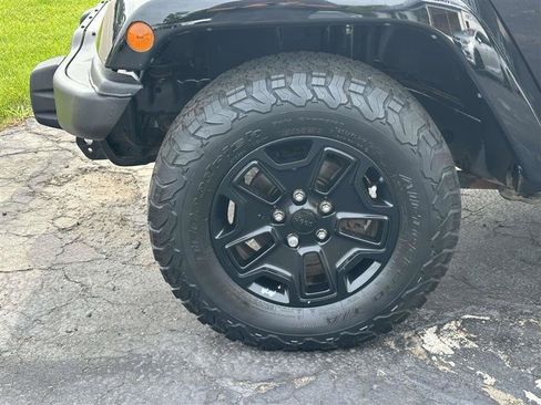 Used 2016 Jeep Wrangler Unlimited Sahara AWD/4WD image 6