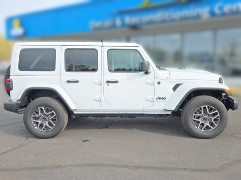 Used 2025 Jeep Wrangler Unlimited Sahara AWD/4WD image 8