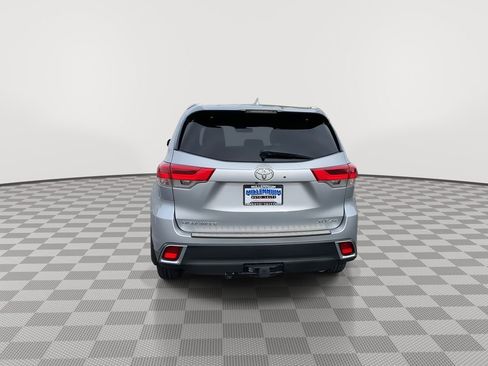 Used 2017 Toyota Highlander SE image 6