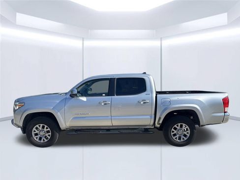 Used 2017 Toyota Tacoma SR5 RWD image 8