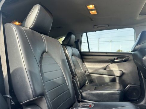 Used 2023 Toyota Highlander XLE image 16