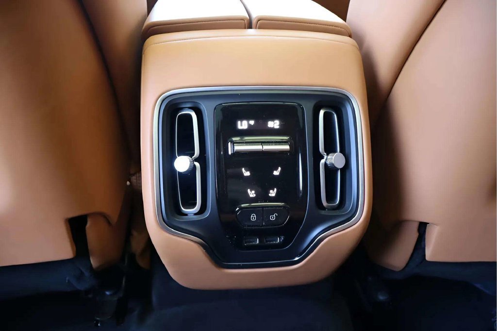 Used 2022 Aston Martin DBX AWD/4WD image 16