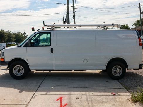 Used 2017 Chevrolet Express 2500 Extended RWD image 2
