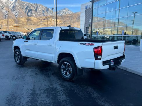 Used 2019 Toyota Tacoma TRD Sport w/ Technology Package image 11