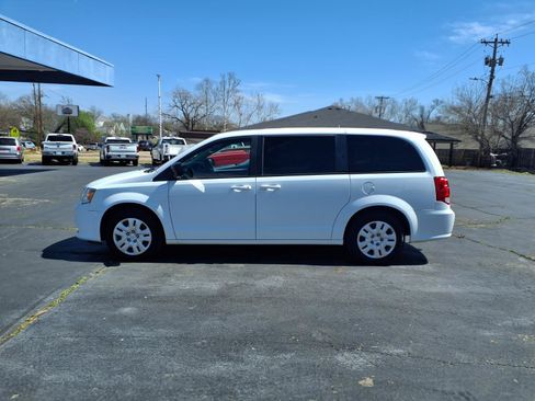 Used 2018 Dodge Grand Caravan SE FWD image 3