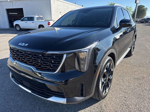 Used 2025 Kia Sorento EX w/ Panoramic Sunroof Package image 3