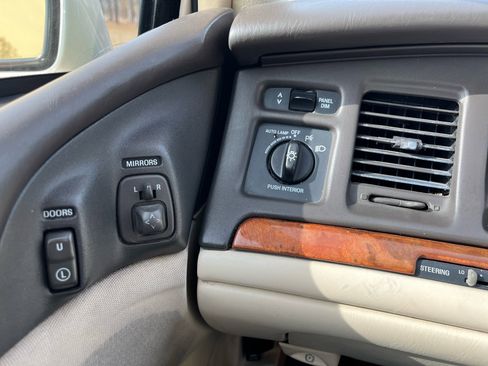 Used 1996 Lincoln Town Car Cartier image 17