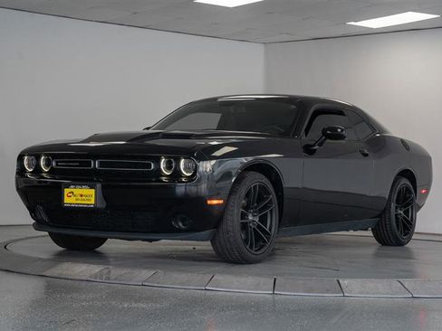 Used 2017 Dodge Challenger SXT image 3