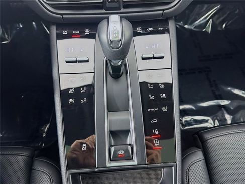 Used 2025 Porsche Macan AWD/4WD image 18