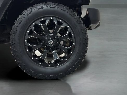 Used 2018 Jeep Wrangler Unlimited Sahara w/ Connectivity Group AWD/4WD image 29