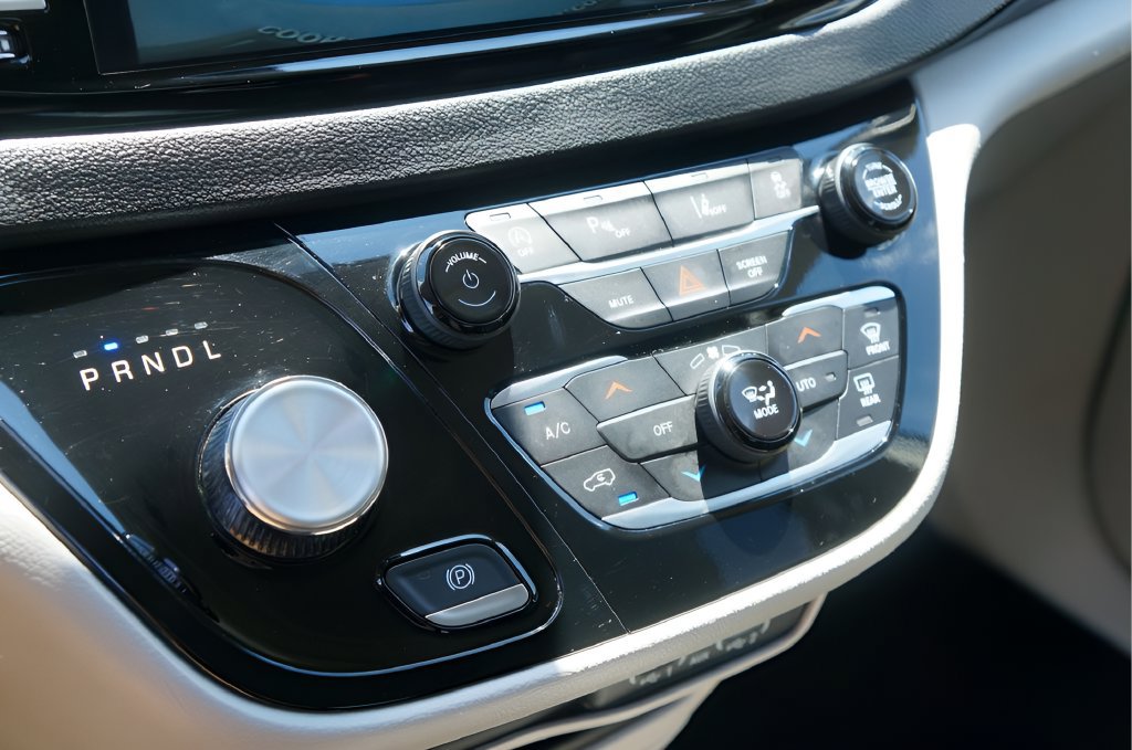 Used 2024 Chrysler Pacifica Touring-L FWD image 27