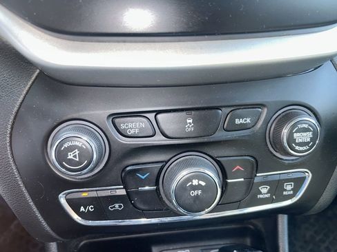 Used 2015 Jeep Cherokee Latitude AWD/4WD image 13