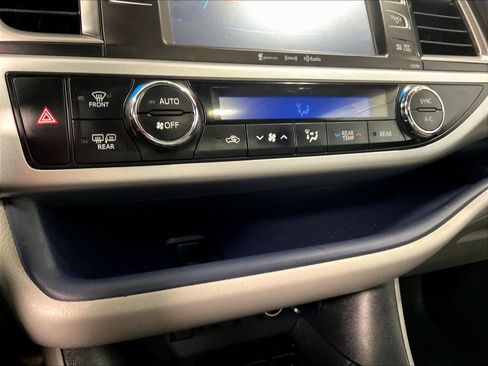 Used 2019 Toyota Highlander XLE image 26