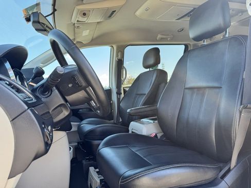 Used 2015 Chrysler Town & Country Touring w/ Driver Convenience Group image 12