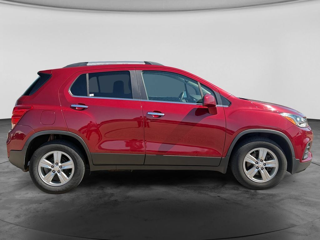 Used 2019 Chevrolet Trax LT w/ LT Convenience Package FWD image 11