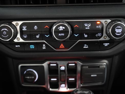 Used 2025 Jeep Wrangler Unlimited Sahara AWD/4WD image 27